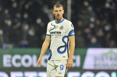 Inter takımından Edin Dzeko, İtalya Serie A 'nın Salernitana - Inter final maçında Salernitana 0, Inter 5, Arechi Stadyumu' nda oynandı. Napoli, İtalya, 17 Aralık 2021. 