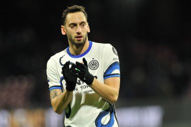 Inter takımından Hakan Calhanoğlu, İtalya Serie A 'nın Salernitana - Inter final maçında Salernitana 0, Inter 5, Arechi Stadyumu' nda oynandı. Napoli, İtalya, 17 Aralık 2021.