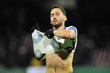 Inter takımından Hakan Calhanoğlu, İtalya Serie A 'nın Salernitana - Inter final maçında Salernitana 0, Inter 5, Arechi Stadyumu' nda oynandı. Napoli, İtalya, 17 Aralık 2021.
