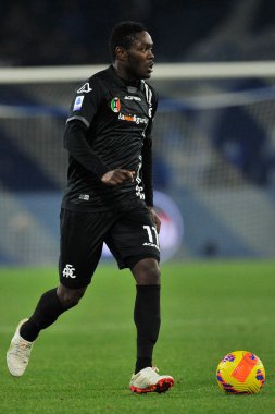 Spezia takımından Emmanuel Gyasi, Napoli ile Spezia arasında oynanan İtalya Serie A şampiyonluğu maçında Napoli 0, Spezia 1, Diego Armando Maradona Stadyumu 'nda oynandı. Napoli, İtalya, 22 Aralık 2021. 