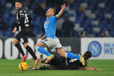 Napoli 'den Stanislav Lobotka oyuncusu ve Spezia' dan Jakub Kiwior, Napoli ile Spezia arasında oynanan İtalya Serie A şampiyonluğu maçında Napoli 0, Spezia 1, Diego Armando Maradona Stadyumu 'nda oynandı. Napoli, Ben