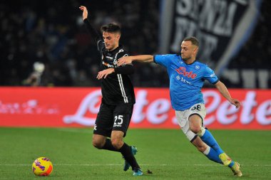 Napoli 'den Stanislav Lobotka oyuncusu ve Spezia' dan Giulio Maggiore, Napoli ile Spezia arasında oynanan İtalya Serie A şampiyonası final maçı sırasında Diego Armando Maradona Stadyumu 'nda oynandı. Napol