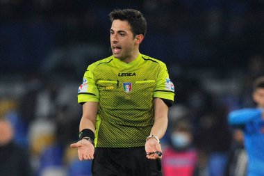 Luca Massimi hakemi, Napoli - Spezia final maçı Napoli 0, Spezia 1 arasında oynanan İtalya Serie A maçında Diego Armando Maradona Stadyumu 'nda oynandı. Napoli, İtalya, 22 Aralık 2021. 