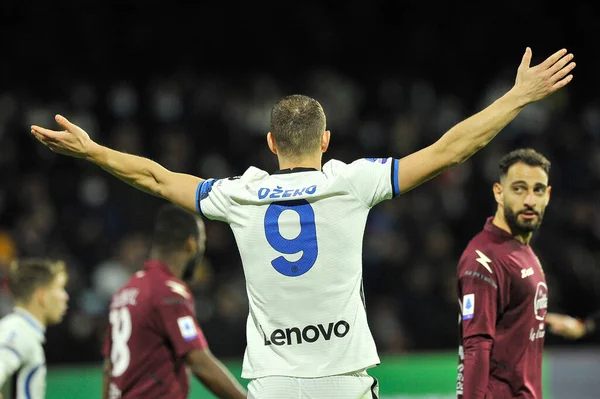 Inter takımından Edin Dzeko, İtalya Serie A 'nın Salernitana - Inter final maçında Salernitana 0, Inter 5, Arechi Stadyumu' nda oynandı. Napoli, İtalya, 17 Aralık 2021. 