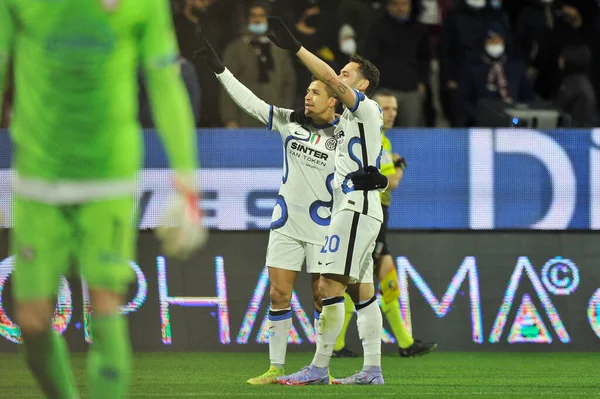 Aexis Sanchez Hakan Calhanoglu Gracz Inter Podczas Meczu Włoskiego Serie — Zdjęcie stockowe