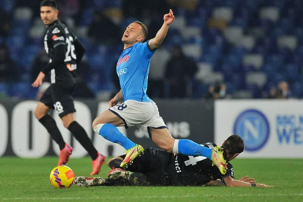 Napoli 'den Stanislav Lobotka oyuncusu ve Spezia' dan Jakub Kiwior, Napoli ile Spezia arasında oynanan İtalya Serie A şampiyonluğu maçında Napoli 0, Spezia 1, Diego Armando Maradona Stadyumu 'nda oynandı. Napoli, Ben