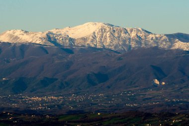 Castel Morrone 'dan görülen karla kaplı Matese Dağları, sıcaklığın keskin düşüşünden sonra tüm İtalya' yı etkiledi..