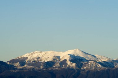 Castel Morrone 'dan görülen karla kaplı Matese Dağları, sıcaklığın keskin düşüşünden sonra tüm İtalya' yı etkiledi..
