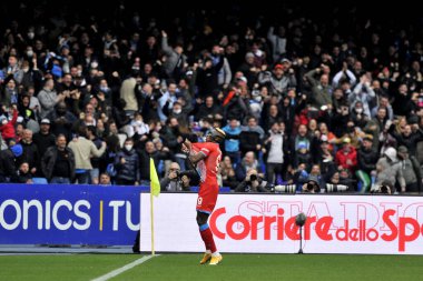 Napoli 'den Victor Osimhen, İtalya Serie A serisi maçında Napoli - Udinese final maçı, Napoli 2, Udinese 1, Diego Armando Maradona Stadyumu' nda oynandı.. 