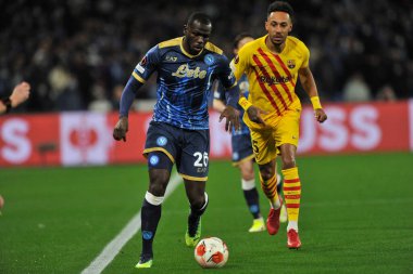 Napoli 'nin Kalidou Koulibaly oyuncusu ve Pierre Emerick Aubameyang, Napoli ile Barcellona arasındaki Uefa Avrupa Ligi karşılaşmasında Napoli 2, Barcellona 4' ün son maçı olmuştur. Maç Diego Armando Maradona Stadyumu 'nda oynandı. 