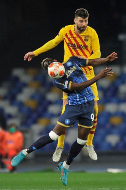 Napoli 'den Victor Osimhen ve Barcellona' dan Gerard Pique oyuncusu, Napoli ile Barcellona arasındaki Uefa Avrupa Ligi karşılaşmasında Napoli 2, Barcellona 4. Maç Diego Armando Maradona Stadyumu 'nda oynandı.