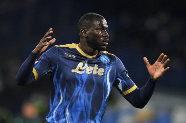 Napoli 'nin Kalidou Koulibaly oyuncusu, Napoli ile Barcellona arasındaki Uefa Avrupa Ligi karşılaşmasında, Napoli 2, Barcellona 4' ün final maçı. Maç Diego Armando Maradona Stadyumu 'nda oynandı. 