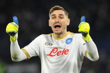 Napoli 'den Alex Meret, Napoli ile Barcellona arasındaki Uefa Avrupa Ligi maçında, Napoli 2, Barcellona 4' ün final maçı. Maç Diego Armando Maradona Stadyumu 'nda oynandı. 