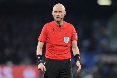 Sergei Karasev hakem, Napoli ve Barcellona arasındaki Uefa Avrupa Ligi karşılaşmasında Napoli 2, Barcellona 4. Maç Diego Armando Maradona Stadyumu 'nda oynandı. 