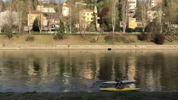 意大利托尔尼科市Po Tornio河畔的双独木舟 — 图库视频影像