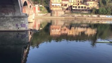 Turin 'deki Valentino parkında Po Nehri' ndeki kanolarda sporcular