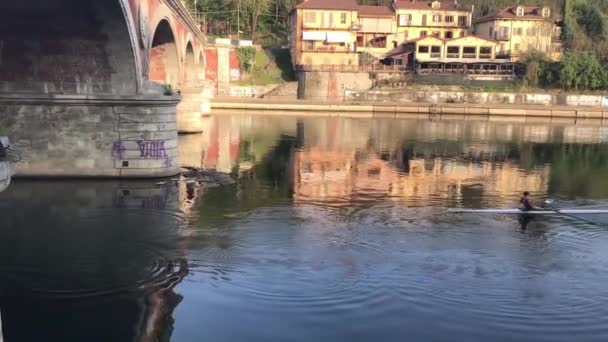 Turin Deki Valentino Parkında Nehri Ndeki Kanolarda Sporcular — Stok video