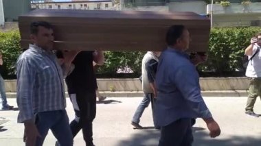 Çiftçiler, Campania 'dan gelen bufalo yetiştiricilerinin bir gösterisi sırasında mozzarella üreten 300 şirketin anısına bir tabut hazırlayarak bir cenaze alayı düzenledi.. 