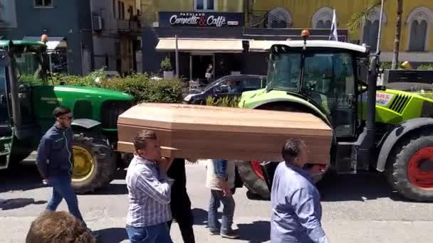Agricultores Encenam Uma Procissão Fúnebre Durante Uma Manifestação Criadores Búfalos — Vídeo de Stock
