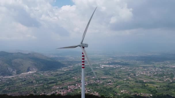 Ett Vindkraftverk Vindkraftparken Provinsen Benevento Södra Italien — Stockvideo