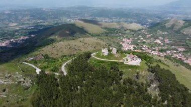 Maria SS Sığınağı 'na sahip Antik Norman Kalesi. Della Misericordia, Güney İtalya 'daki Tifatini Dağları zincirinde yer almaktadır. Castel Morrone, İtalya, Mayıs 04, 2022.