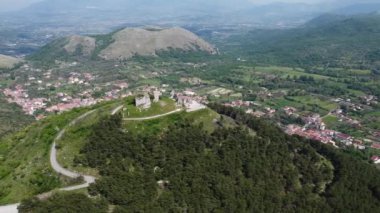 Maria SS Sığınağı 'na sahip Antik Norman Kalesi. Della Misericordia, Güney İtalya 'daki Tifatini Dağları zincirinde yer almaktadır. Castel Morrone, İtalya, Mayıs 04, 2022.