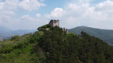 Maria SS Sığınağı 'na sahip Antik Norman Kalesi. Della Misericordia, Güney İtalya 'daki Tifatini Dağları zincirinde yer almaktadır. Castel Morrone, İtalya, Mayıs 04, 2022.