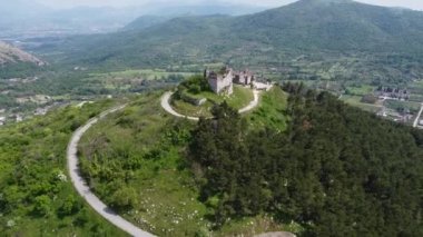 Maria SS Sığınağı 'na sahip Antik Norman Kalesi. Della Misericordia, Güney İtalya 'daki Tifatini Dağları zincirinde yer almaktadır. Castel Morrone, İtalya, Mayıs 04, 2022.