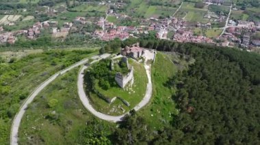 Maria SS Sığınağı 'na sahip Antik Norman Kalesi. Della Misericordia, Güney İtalya 'daki Tifatini Dağları zincirinde yer almaktadır. Castel Morrone, İtalya, Mayıs 04, 2022.