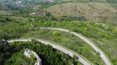 Maria SS Sığınağı 'na sahip Antik Norman Kalesi. Della Misericordia, Güney İtalya 'daki Tifatini Dağları zincirinde yer almaktadır. Castel Morrone, İtalya, Mayıs 04, 2022.