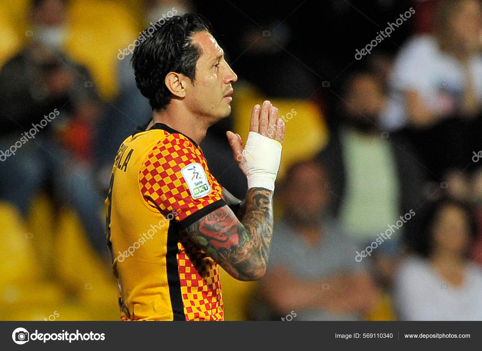 Gianluca Lapadula Jogador Benevento Durante Partida Campeonato Italiano  Série Entre — Fotografia de Stock Editorial © VincenzoIzzo #535950414