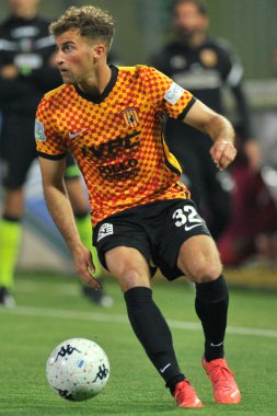 Benevento 'lu Edoardo Masciangelo, Benevento-Pisa maçının Benevento-Pisa maçının ilk maçında Ciro Vigorito Stadyumu' nda oynandı..