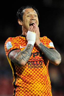 Benevento 'nun Gianluca Lapadula oyuncusu, Benevento-Pisa maçının Benevento-Pisa maçının ilk maçında Ciro Vigorito Stadyumu' nda oynandı.. 