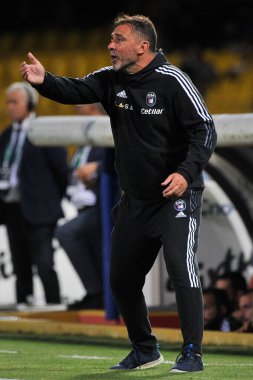 Luca D 'angelo' nun Pisa koçu, Benevento ve Pisa arasındaki Serie B play-off 'ların ilk maçında, Benevento 1, Pisa 0, Ciro Vigorito Stadyumu' nda oynandı..