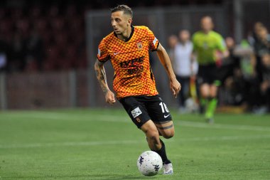 Benevento 'lu Riccardo Improta oyuncusu, Benevento-Pisa maçının Benevento-Pisa maçının ilk maçında Ciro Vigorito Stadyumu' nda oynandı.. 