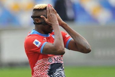 Napoli 'den Victor Osimhen, İtalya Serie A Ligi maçında Napoli - Fiorentina final maçı, Napoli 2, Fiorentina 3, Diego Armando Maradona Stadyumu' nda oynandı.. 