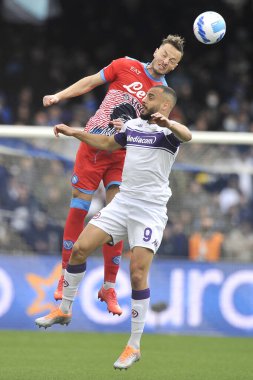 Napoli 'den Amir Rrahmani ve Fiorentina' dan Arthur Cabral, Napoli ile Fiorentina arasındaki İtalya Serie A ligi final maçı sırasında, Napoli 2, Fiorentina 3, Diego Armando Maradona Stadyumu 'nda oynandı.. 
