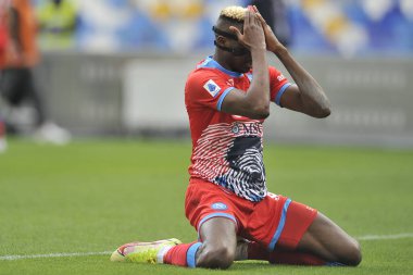 Napoli 'den Victor Osimhen, İtalya Serie A Ligi maçında Napoli - Fiorentina final maçı, Napoli 2, Fiorentina 3, Diego Armando Maradona Stadyumu' nda oynandı.. 