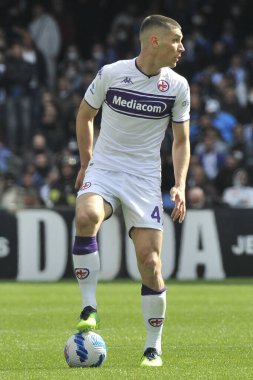 Fiorentina 'lı Nikola Milenkoviç, Napoli-Fiorentina maçının final maçında, Napoli-Fiorentina 3, Diego Armando Maradona Stadyumu' nda oynandı..