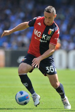 Cenova 'dan Silvan Hefti, İtalya Serie A Ligi maçında Napoli - Cenova final maçı, Napoli 3, Cenova 0, Diego Armando Maradona Stadyumu' nda oynandı.. 