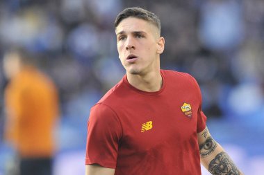 Napoli 'den Amir Rrahmani ve Roma' dan Nicol Zaniolo 'nun oyuncusu, Napoli ile Roma arasındaki İtalya Serie A ligi final maçı sırasında Diego Armando Maradona Stadyumu' nda oynanan Napoli 1, Roma 1.