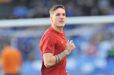 Napoli 'den Amir Rrahmani ve Roma' dan Nicol Zaniolo 'nun oyuncusu, Napoli ile Roma arasındaki İtalya Serie A ligi final maçı sırasında Diego Armando Maradona Stadyumu' nda oynanan Napoli 1, Roma 1.