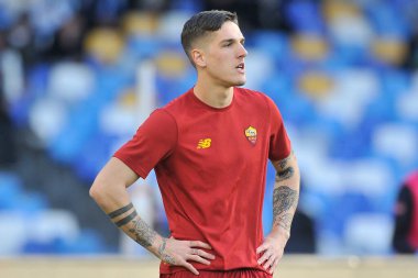 Napoli 'den Amir Rrahmani ve Roma' dan Nicol Zaniolo 'nun oyuncusu, Napoli ile Roma arasındaki İtalya Serie A ligi final maçı sırasında Diego Armando Maradona Stadyumu' nda oynanan Napoli 1, Roma 1.