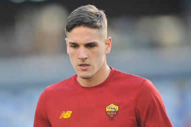 Napoli 'den Amir Rrahmani ve Roma' dan Nicol Zaniolo 'nun oyuncusu, Napoli ile Roma arasındaki İtalya Serie A ligi final maçı sırasında Diego Armando Maradona Stadyumu' nda oynanan Napoli 1, Roma 1.