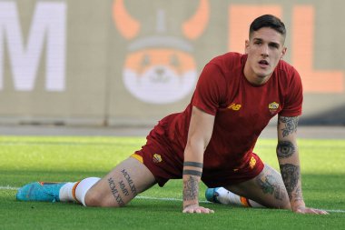 Napoli 'den Amir Rrahmani ve Roma' dan Nicol Zaniolo 'nun oyuncusu, Napoli ile Roma arasındaki İtalya Serie A ligi final maçı sırasında Diego Armando Maradona Stadyumu' nda oynanan Napoli 1, Roma 1.