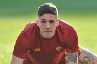 Napoli 'den Amir Rrahmani ve Roma' dan Nicol Zaniolo 'nun oyuncusu, Napoli ile Roma arasındaki İtalya Serie A ligi final maçı sırasında Diego Armando Maradona Stadyumu' nda oynanan Napoli 1, Roma 1.