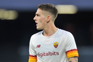 Napoli 'den Amir Rrahmani ve Roma' dan Nicol Zaniolo 'nun oyuncusu, Napoli ile Roma arasındaki İtalya Serie A ligi final maçı sırasında Diego Armando Maradona Stadyumu' nda oynanan Napoli 1, Roma 1.