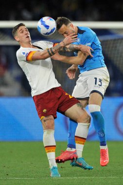 Napoli 'den Amir Rrahmani ve Roma' dan Nicol Zaniolo 'nun oyuncusu, Napoli ile Roma arasındaki İtalya Serie A ligi final maçı sırasında Diego Armando Maradona Stadyumu' nda oynanan Napoli 1, Roma 1.