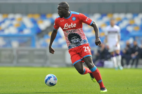 Napoli 'nin Kalidou Koulibaly oyuncusu, Napoli ile Fiorentina arasındaki İtalyan Serie A ligi maçında, Napoli 2, Fiorentina 3, Diego Armando Maradona Stadyumu' nda oynandı.. 