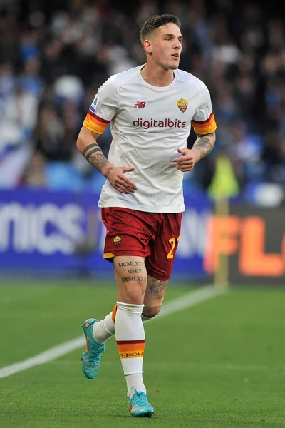 Napoli 'den Amir Rrahmani ve Roma' dan Nicol Zaniolo 'nun oyuncusu, Napoli ile Roma arasındaki İtalya Serie A ligi final maçı sırasında Diego Armando Maradona Stadyumu' nda oynanan Napoli 1, Roma 1.